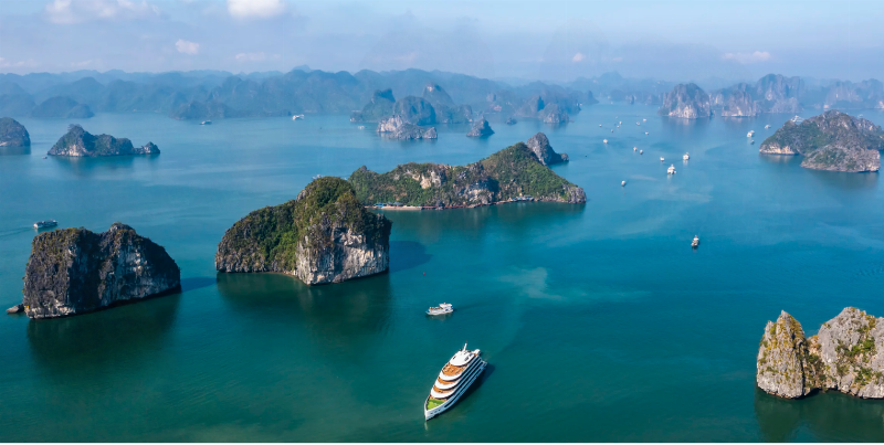 Toan canh vinh Ha Long nhin tu tren cao voi hang nghin hon dao da voi hinh thu doc dao, tao nen buc tranh thien nhien tuyet my.